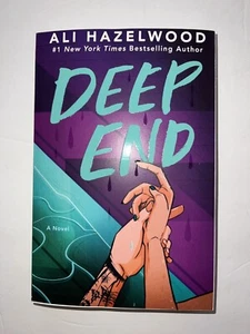 Deep End: A Novel BY Ali Hazelwood (2025, Trade Paperback) Romance - Foto 1 di 1