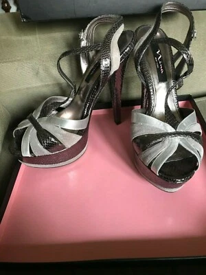 Zapatos Nina, Damas EE. UU. 8,5 M, Pachita, Gunmetal Plateado y Negro, Sexy, Plataforma Foto 1 de 4