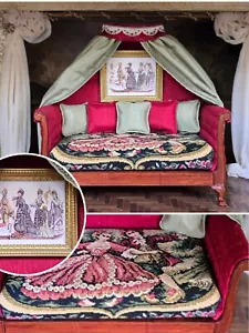 Handwerkliche Miniatur Puppenhaus Alice feine Seide drapiert Baldachin Petit Point Tagesbett Kunst - Bild 1 von 10