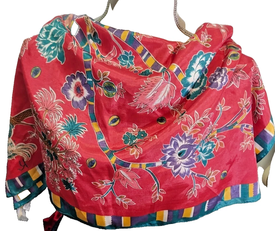 Preciosa bufanda cuadrada de seda Printemps Birds hecha en París, Francia Foto 1 de 4