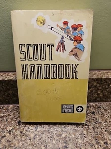 Boy Scouts of America Scout Handbook 8th Edition Third Printing June 1972 1975 - Imagen 1 de 8
