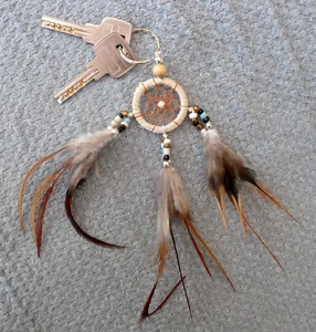Porte-clés attrape rêve blanc capteur de rêve dreamcatcher Amérindien en plumes - Picture 1 of 3