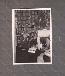 Weihnachtsjunge mit Fahrrad n Spielzeug Vintage Original Schwarzweiß Foto H394 - Bild 1 von 1