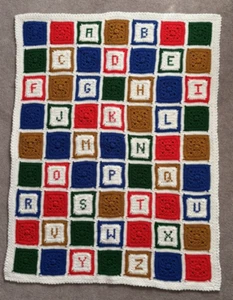 Couverture enfant afghan fait main crochet carrés alphabet couleurs primaires 35x46 - Photo 1/5