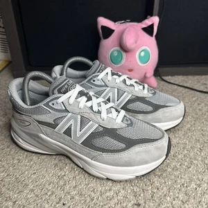 New Balance 990 V6 Grigio/Bianco GC990GL6 Youth Taglia 6 ~ Donna Taglia 7,5 - Foto 1 di 8