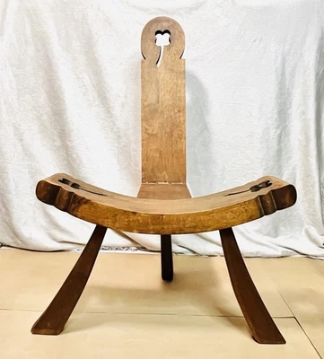 Silla de parto de madera primitiva española rústica brutalista de colección trípode corazón trébol Foto 1 de 4