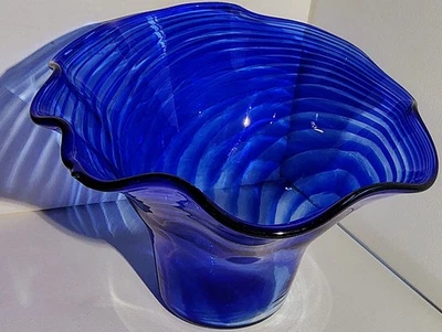 Jarrón de vidrio artístico soplado a mano con volantes azul cobalto Foto 1 de 4