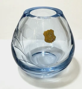 Vintage Afors Kosta Boda Schweden blaue Kristallvase geätztes Blatt 4,5" Kunstglas - Bild 1 von 3