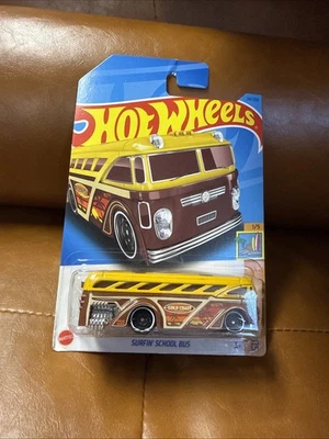 Autobús escolar Hot Wheels #24 Surf's Up Surfin 2023 amarillo Foto 1 de 2