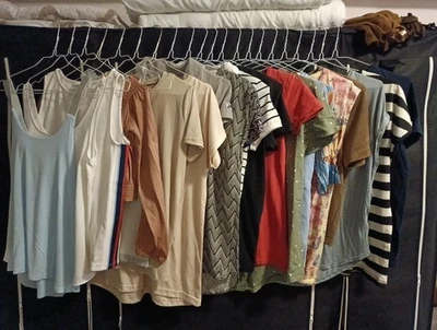 Bekleidungspaket Damen Gr. S (36) 21 Oberteile - Bild 1 von 4