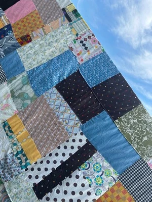 FINE VINTAGE FARMHOUSE GRANDMA'S ATTIC LOFT SCRAP CRAZY PATTERN LOG CABIN QUILT - Image 1 of 4