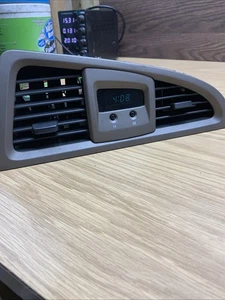 2001-2004 Nissan Pathfinder Center Dash Vent Bezel Digital Clock Tested Gray - Foto 1 di 6