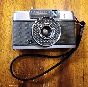 Olympus Pen EES-2  Gray Half Frame 35mm Film Camera Made In Japan Shutter Works  - Picture 1 of 16