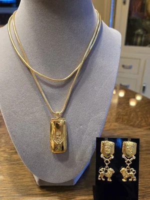 Juego de Pendientes/Collar Poste Tono Dios Pulido Cresta Logotipo Liz Claiborne De Colección Foto 1 de 4