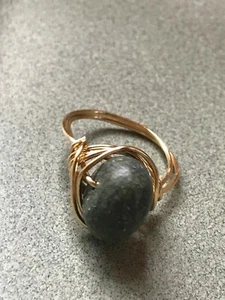 Boho Hippie goldfarben Draht umwickelt echter dunkelgrüner Stein Perlen Mittelring - Bild 1 von 7