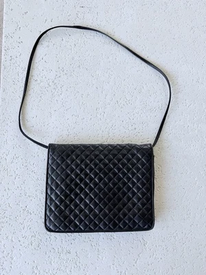 Bolso sin asas convertible vintage de charol negro Saks Fifth Avenue Foto 1 de 4