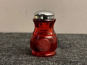 1 salero moneda vintage de vidrio rojo rubí Fostoria con tapa de metal - Imagen 1 de 3