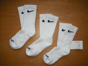Boys/Girls NWT NIKE Crew Socks 3prs DRI-FIT Classic White Black Swoosh Ages 4-6 - Picture 1 of 3