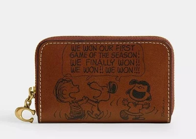 NUEVO CON ETIQUETAS Estuche para Tarjetas Coach X Peanuts Cremallera CARTERA EDICIÓN LIMITADA IMPRESIÓN DE PERIÓDICO Foto 1 de 4