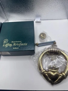 Battiporta Claddagh irlandese ottone artefatti Liffey vintage nuovo con scatola con hardware - Foto 1 di 7