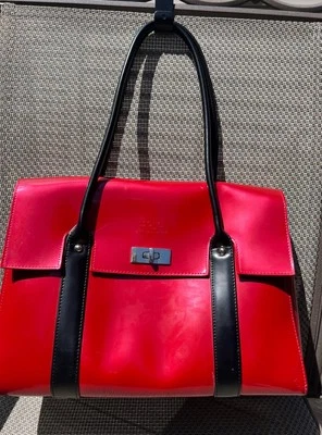 Bolso de mano Beijo rojo charol con detalle negro 2 bolsillos interiores con cremallera Foto 1 de 4