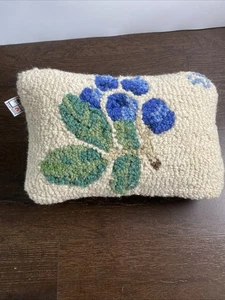 Berries And Leaves Throw Pillow Artisan Hand Hooked Wool 4 Corners 11x7 - Bild 1 von 6