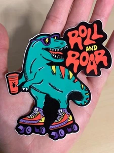 Dutch Bros Kaffee Sticker August 2024 Roll And Roar Dinosaurier T-Rex Rollschuhe - Bild 1 von 2
