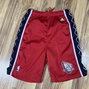 Pantaloncini da basket vintage Adidas New Jersey Nets rossi taglia giovani extra large (18-20) - Foto 1 di 8