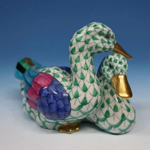 Herend Hungary - Green Fishnet Figurine - Pair of Loving Ducks - 4 inches - Picture 1 of 4