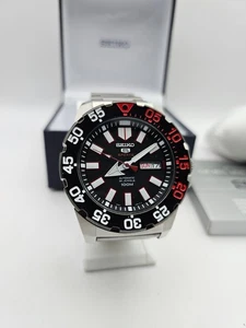 Orologio SEIKO 5 Sports SRP487K1 Monster Automatico 4R36 Acciaio Nero Rosso 100m - Foto 1 di 9
