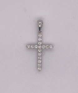 Delicado colgante de cruz de diamantes de 0,16 quilates de oro blanco de 18 quilates - Imagen 1 de 6