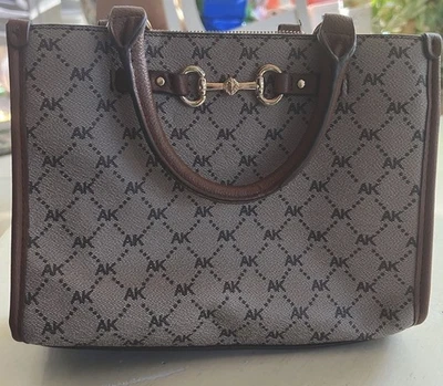 Cartera Ann Klein tamaño mediano marrón gráfico AK 7”x10”x4” 3 secciones Foto 1 de 4