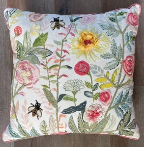 PIER 1 IMPORTS Floral Bordado Flores Abejas 17” Almohada Rosa Satinado Espalda - Imagen 1 de 5