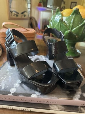 Sandalias Jeffrey Campbell Ammaly charol plataforma con tira trasera en negro Foto 1 de 4