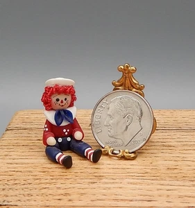 OOAK Julie Stevens Hand Sculpted Raggedy Andy Doll Dollhouse Miniatur 1:48 - Bild 1 von 7