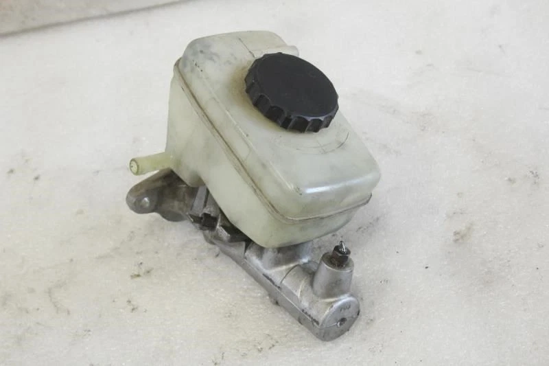 1999 LEXUS LS400 BRAKE MASTER CYLINDER WITH RESERVOIR - Image 1 of 4