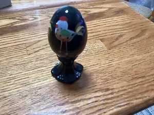Huevo de vidrio negro Fenton vintage con pollos pintados a mano - Imagen 1 de 3