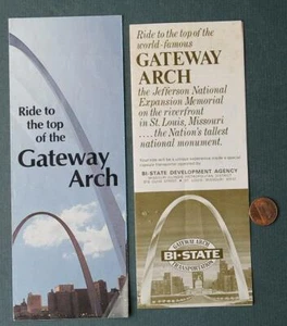 Juego de dos folletos Ride to the Top de la era St. Louis Missouri Gateway Arch de los años 60-70 - Imagen 1 de 1