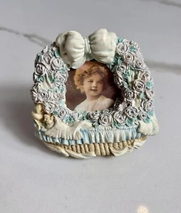 Vintage Mini Round Basket Picture Frame 3"x3" Roses Bow & Squirrels Small Photo - Picture 1 of 7