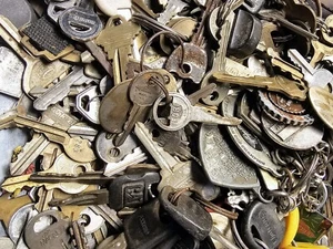 Lot of Misc Cut Keys 1~Pound HOUSE,CARS,SECURITY,LOCKS,0LDFARM Exc Oldnew - Picture 1 of 5