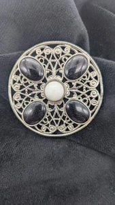 Brosche Anstecknadel schwarz weiß filigran Kreis silberfarben 2,5" Durchmesser Art Deco  - Bild 1 von 6