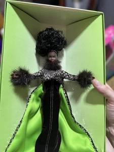 Byron Lars Designer Barbie, Im Rampenlicht - Brandneu mit Versender NRFB - Bild 1 von 11