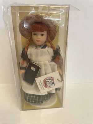 Libro de muñecas de porcelana Anne of Green Gables y soporte colección Kindred Spirits 6,5" Foto 1 de 4