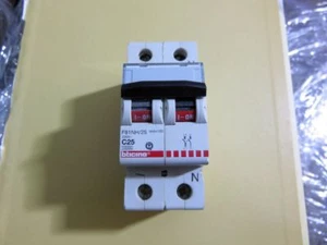 F81NH / 25 BTDIN 100 - BTICINO MAGNETOTÉRMICO 1P + N 25A 10KA - Imagen 1 de 1