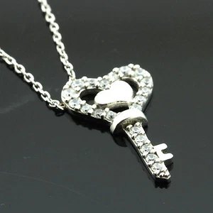 9 kt Weißgold C/Z Schlüssel Stil Anhänger und integrierte 16 Zoll Spur Kette - verpackt - Bild 1 von 1