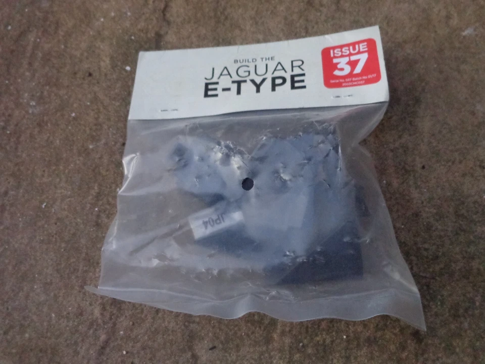 1/8 DEAGOSTINI Costruisci La Tua Auto JAGUAR E-TYPE Numero 37 Solo Parte - Immagine 1 di 1