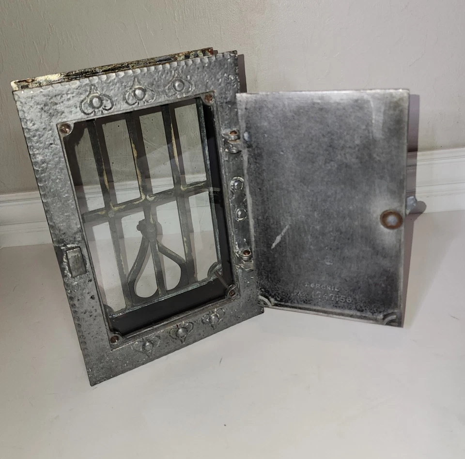 Antiguo bar clandestino gótico con llamador de puerta y orificio peep completo con paneles dbl Foto 1 de 4