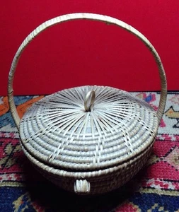 Lidded mini basket with handle; wood base hand woven - lost provenance - Picture 1 of 8