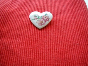 VINTAGE AVON HEART PIN BROOCH CERAMIC BIRTH MONTH AUGUST GLADIOLAS - Picture 1 of 8