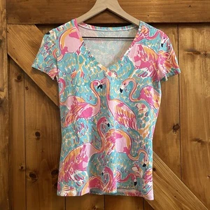 Camisa Lilly Pulitzer Peel and Eat Flamingo Cuello en V XS - Imagen 1 de 5